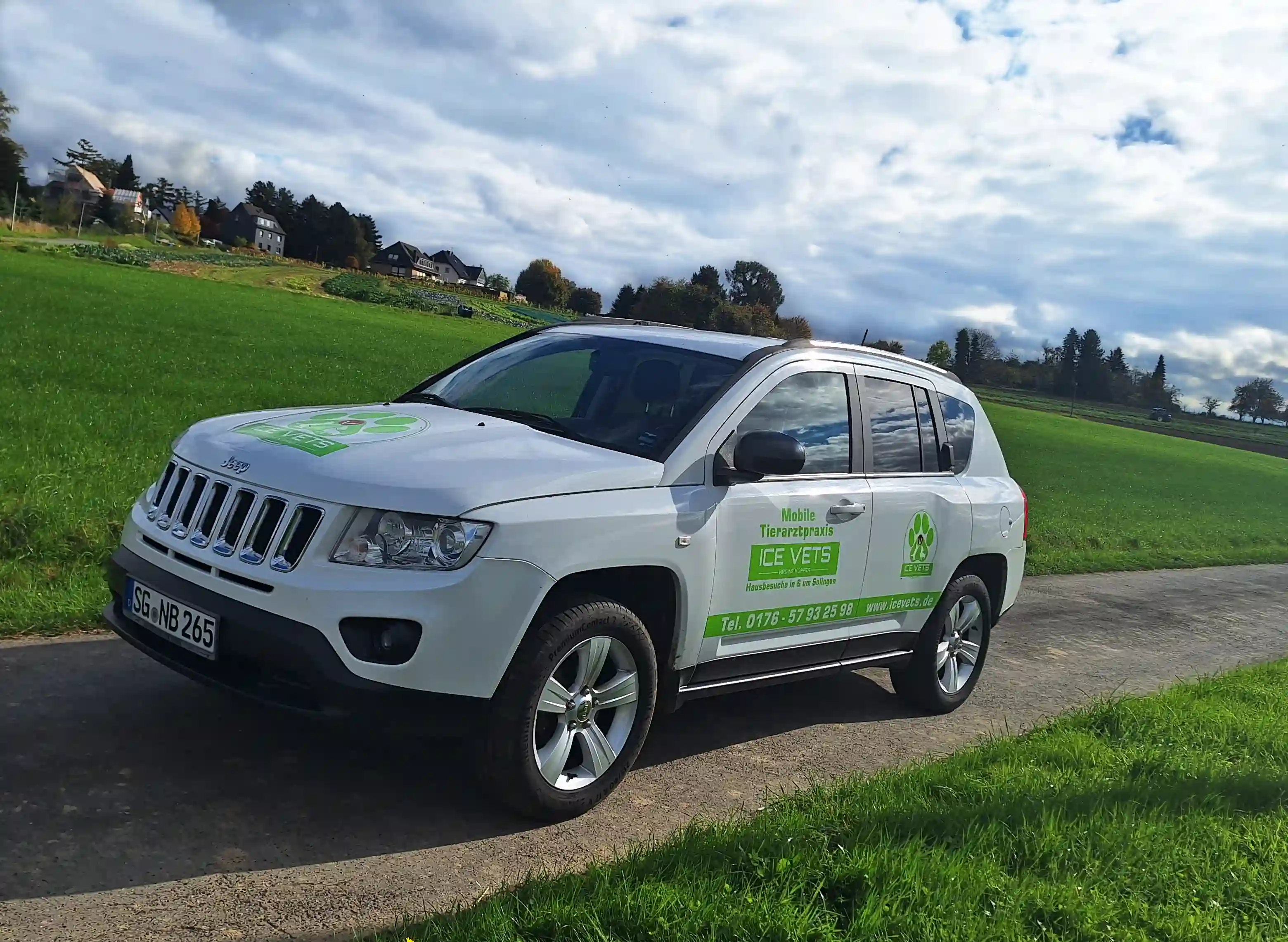 Praxiswagen der Ice Vets auf einem Feldweg